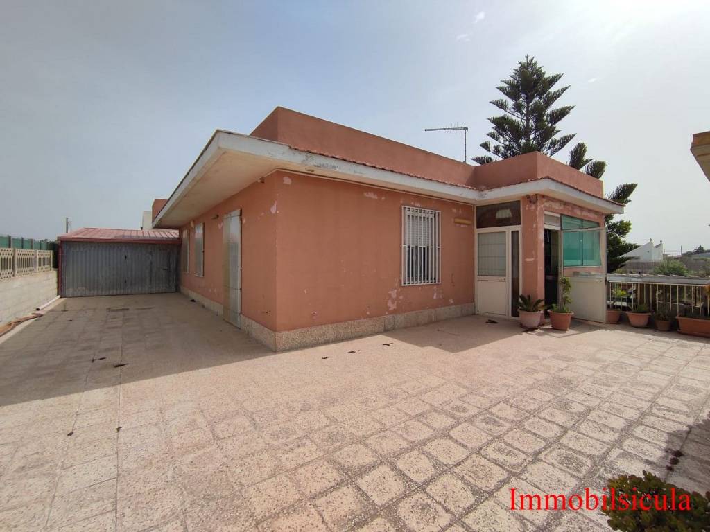 casa indipendente in vendita ad Ispica in zona Santa Maria del Focallo