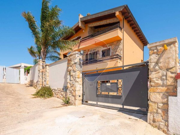 casa indipendente in vendita ad Ispica in zona Santa Maria del Focallo