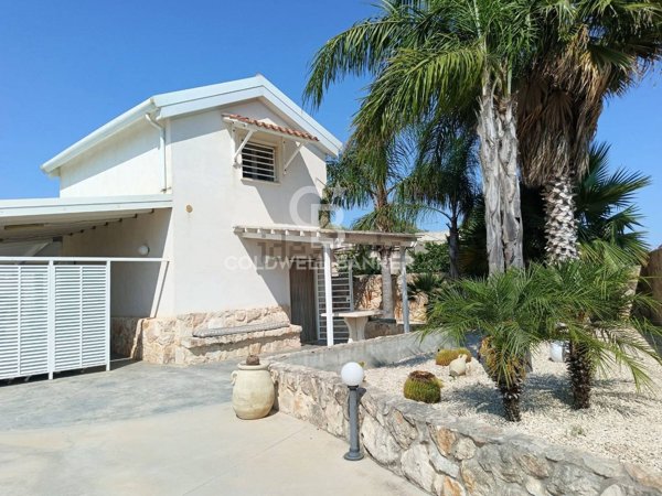 casa indipendente in vendita ad Ispica in zona Santa Maria del Focallo