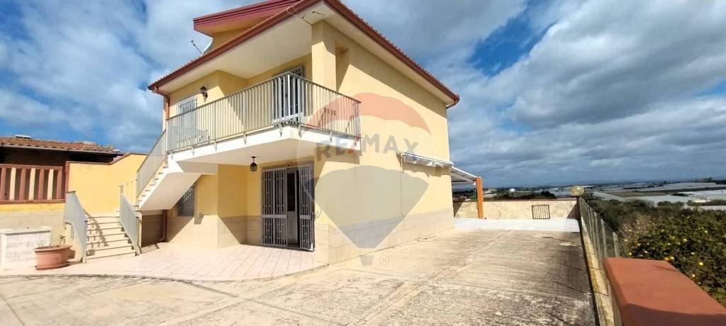 casa indipendente in vendita ad Ispica in zona Santa Maria del Focallo