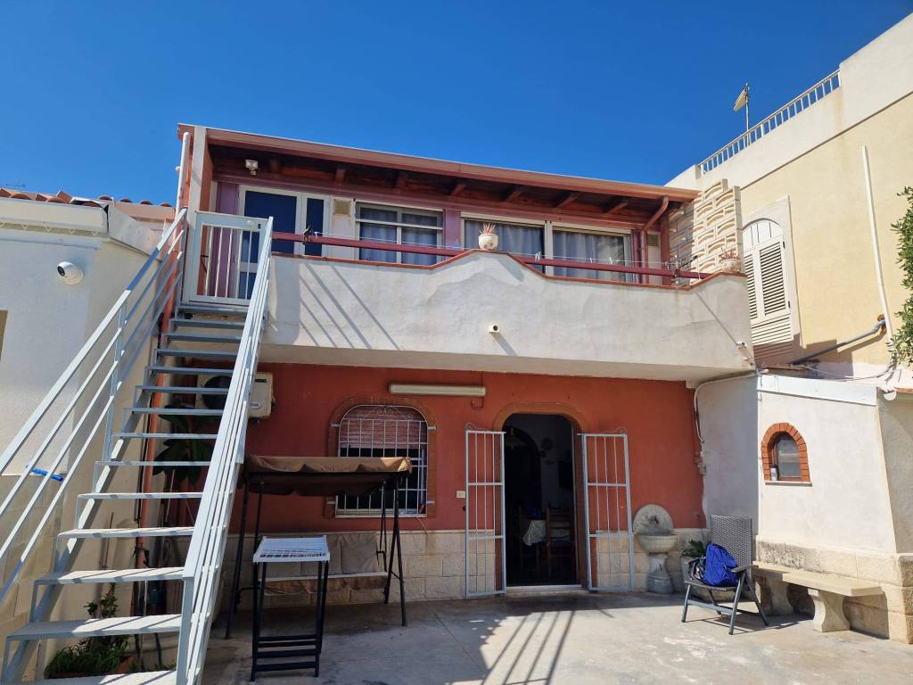 casa indipendente in vendita ad Ispica in zona Santa Maria del Focallo