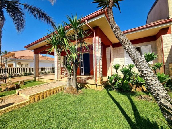 casa indipendente in vendita ad Ispica in zona Santa Maria del Focallo