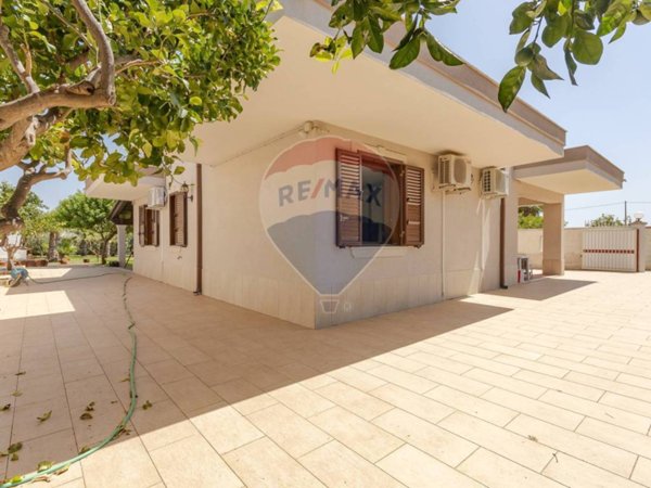 casa indipendente in vendita ad Ispica in zona Santa Maria del Focallo