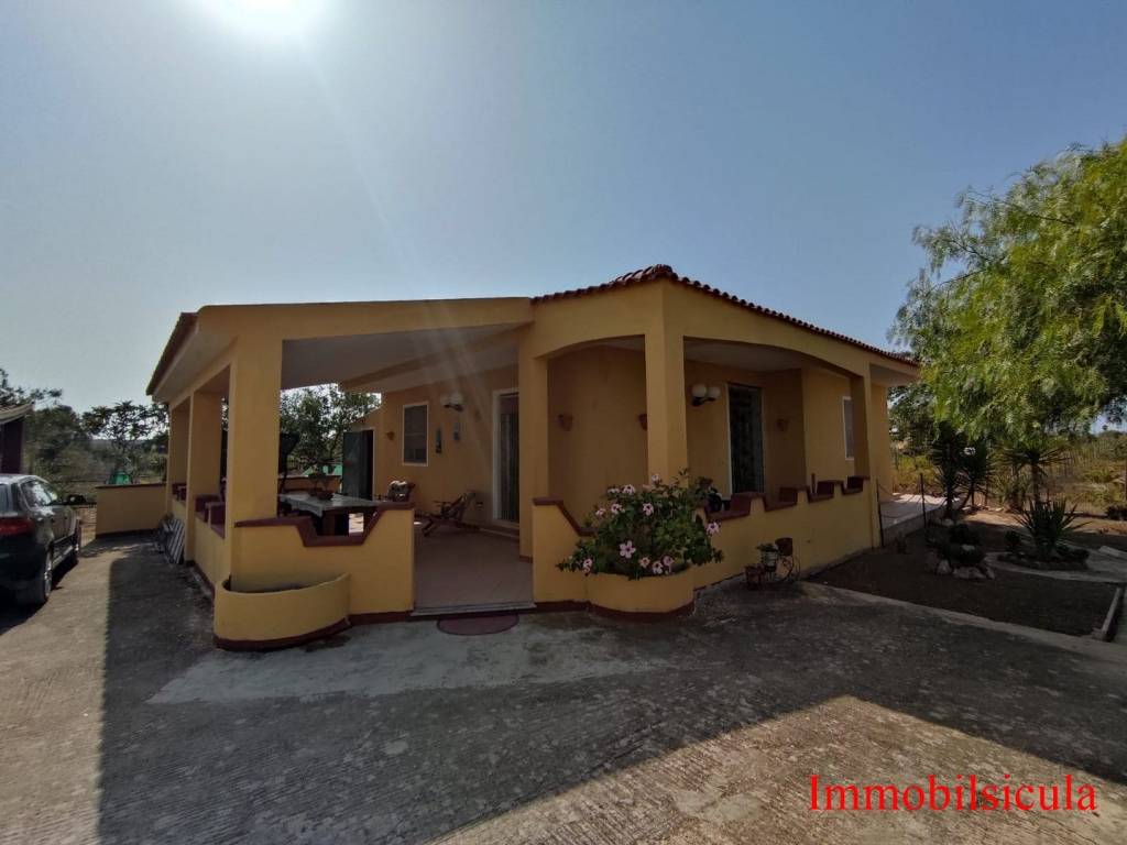 casa indipendente in vendita ad Ispica in zona Santa Maria del Focallo