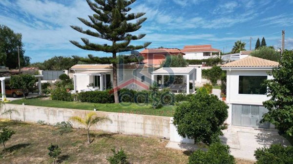 casa indipendente in vendita ad Ispica in zona Santa Maria del Focallo