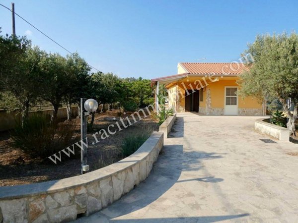 casa indipendente in vendita ad Ispica in zona Santa Maria del Focallo