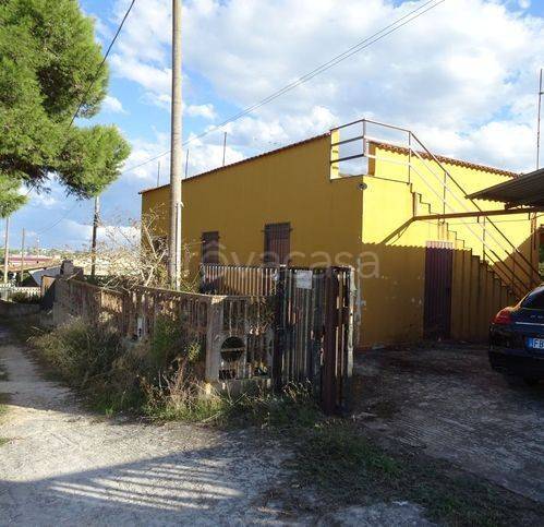 casa indipendente in vendita ad Ispica in zona Santa Maria del Focallo