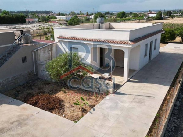 casa indipendente in vendita ad Ispica in zona Santa Maria del Focallo