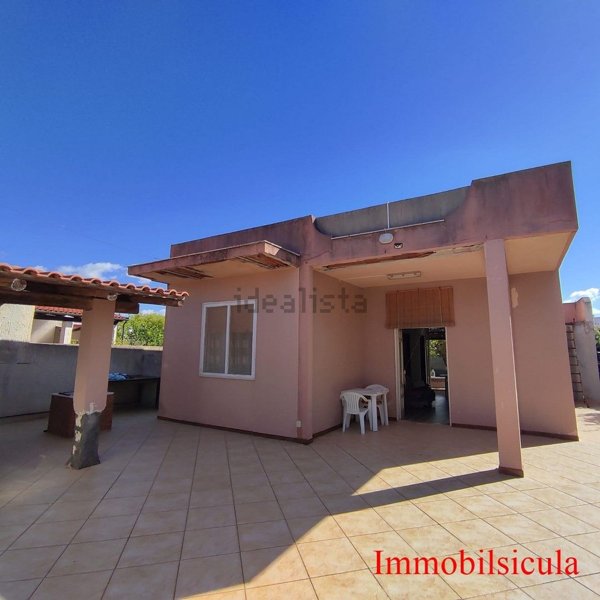 casa indipendente in vendita ad Ispica in zona Santa Maria del Focallo