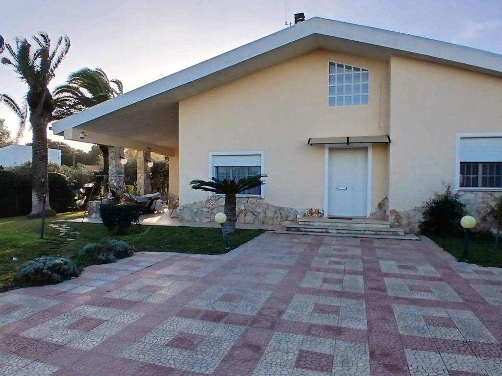 casa indipendente in vendita ad Ispica in zona Santa Maria del Focallo