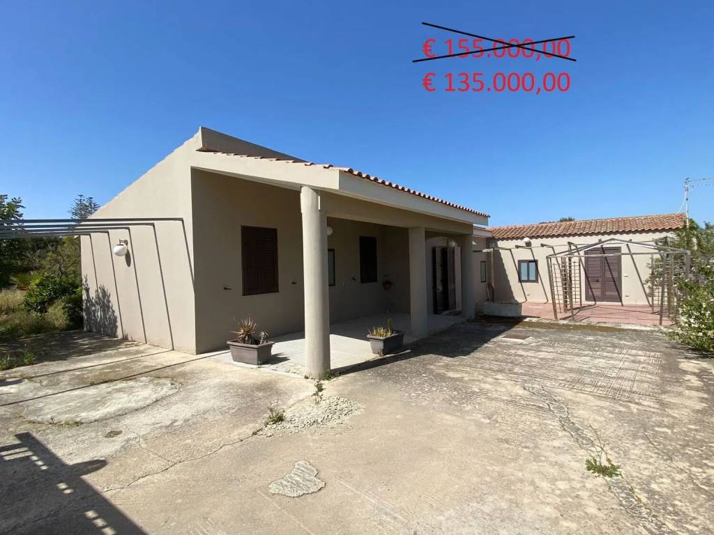 casa indipendente in vendita ad Ispica in zona Santa Maria del Focallo