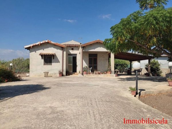 casa indipendente in vendita ad Ispica in zona Santa Maria del Focallo