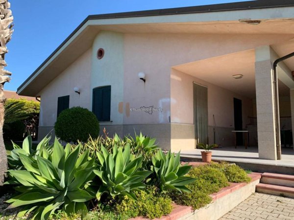 casa indipendente in vendita ad Ispica in zona Santa Maria del Focallo