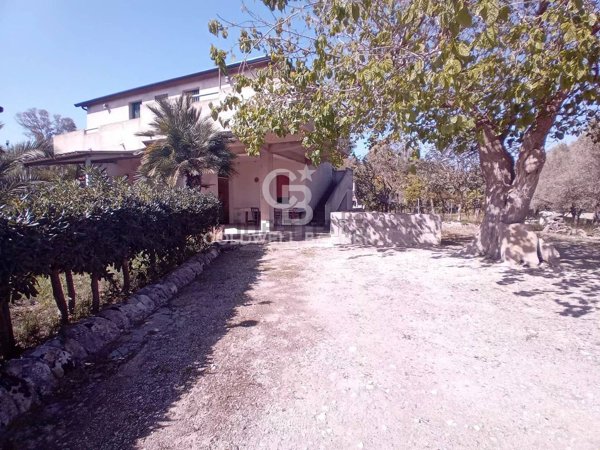 casa indipendente in vendita ad Ispica in zona Santa Maria del Focallo