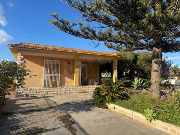 casa indipendente in vendita ad Ispica in zona Santa Maria del Focallo