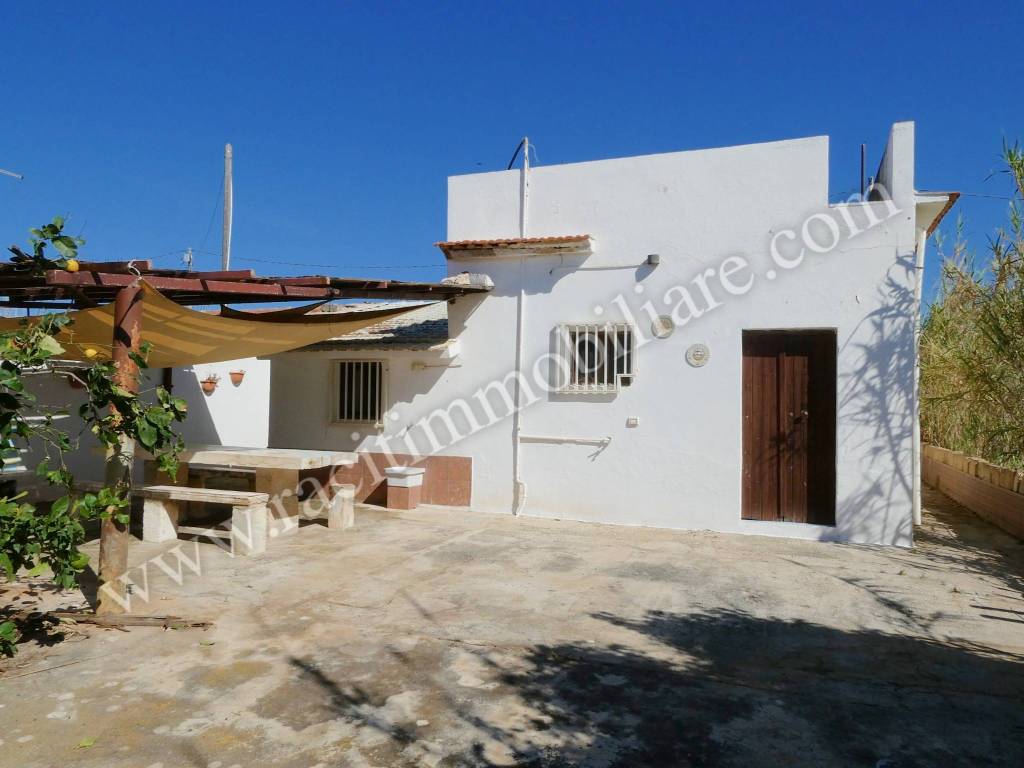 casa indipendente in vendita ad Ispica in zona Santa Maria del Focallo