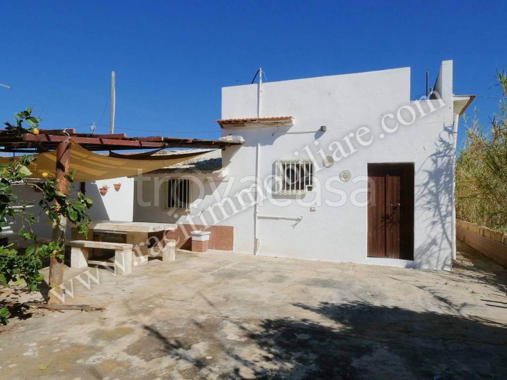 casa indipendente in vendita ad Ispica in zona Santa Maria del Focallo