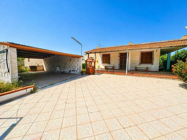 casa indipendente in vendita ad Ispica in zona Santa Maria del Focallo