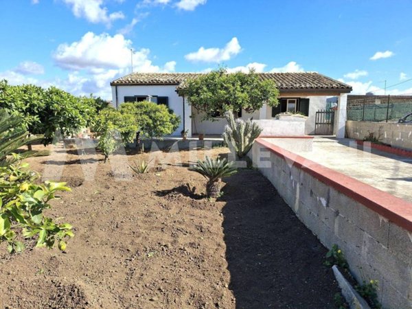 casa indipendente in vendita ad Ispica in zona Santa Maria del Focallo