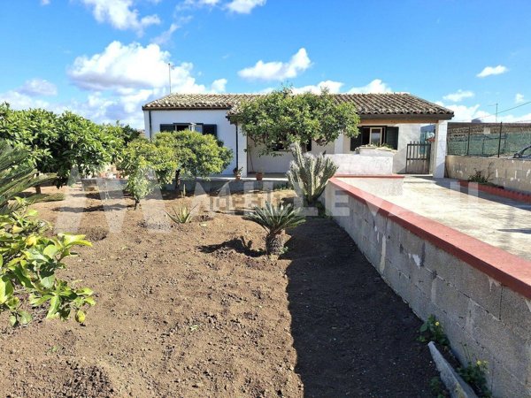 casa indipendente in vendita ad Ispica in zona Santa Maria del Focallo