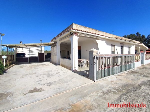 casa indipendente in vendita ad Ispica in zona Santa Maria del Focallo