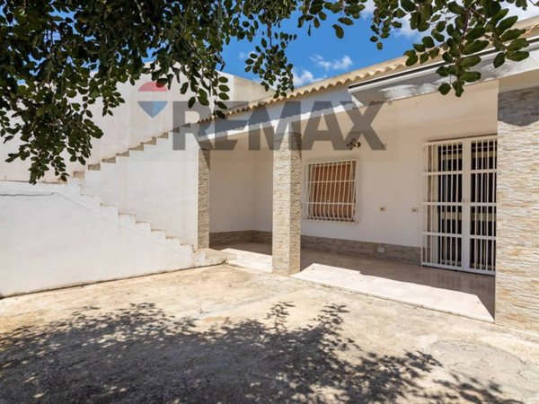 casa indipendente in vendita ad Ispica in zona Santa Maria del Focallo