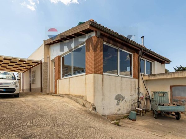 casa indipendente in vendita ad Ispica in zona Santa Maria del Focallo