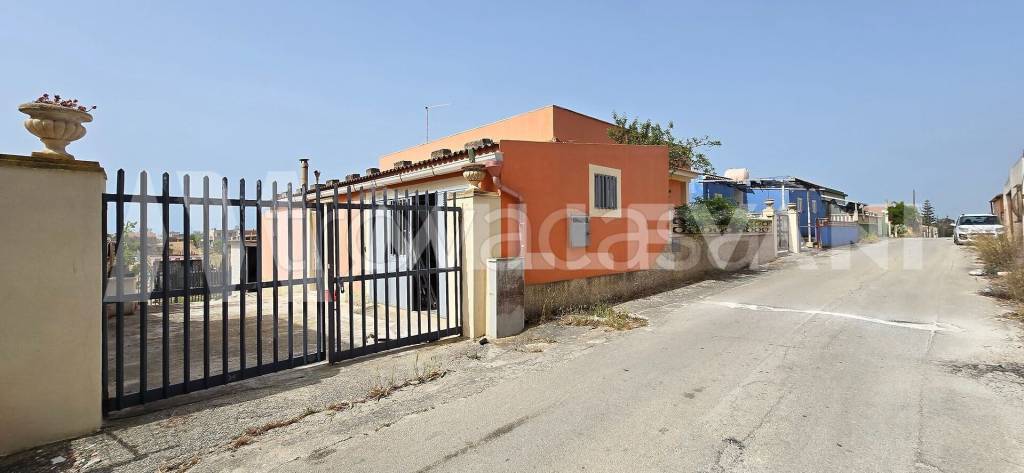 casa indipendente in vendita ad Ispica in zona Santa Maria del Focallo