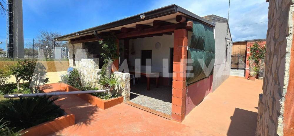 casa indipendente in vendita ad Ispica in zona Santa Maria del Focallo