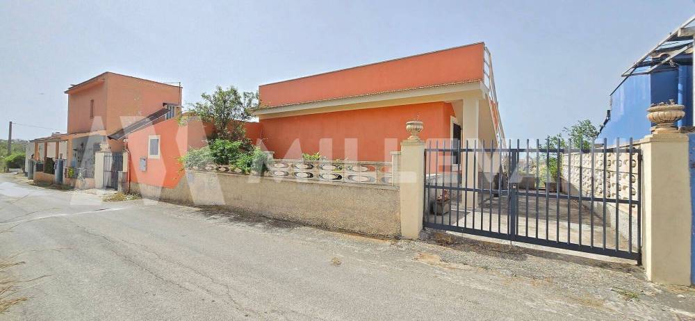 casa indipendente in vendita ad Ispica in zona Santa Maria del Focallo