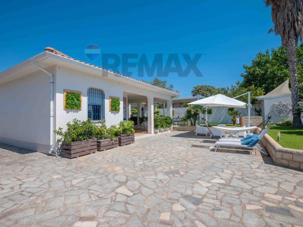 casa indipendente in vendita ad Ispica in zona Santa Maria del Focallo