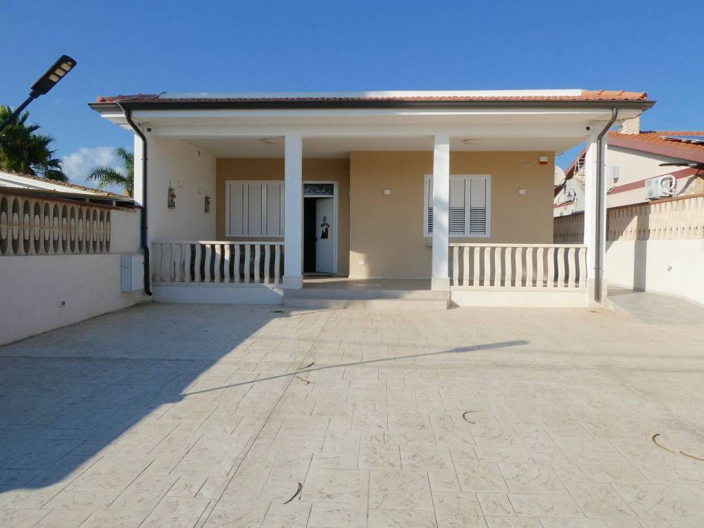 casa indipendente in vendita ad Ispica in zona Santa Maria del Focallo