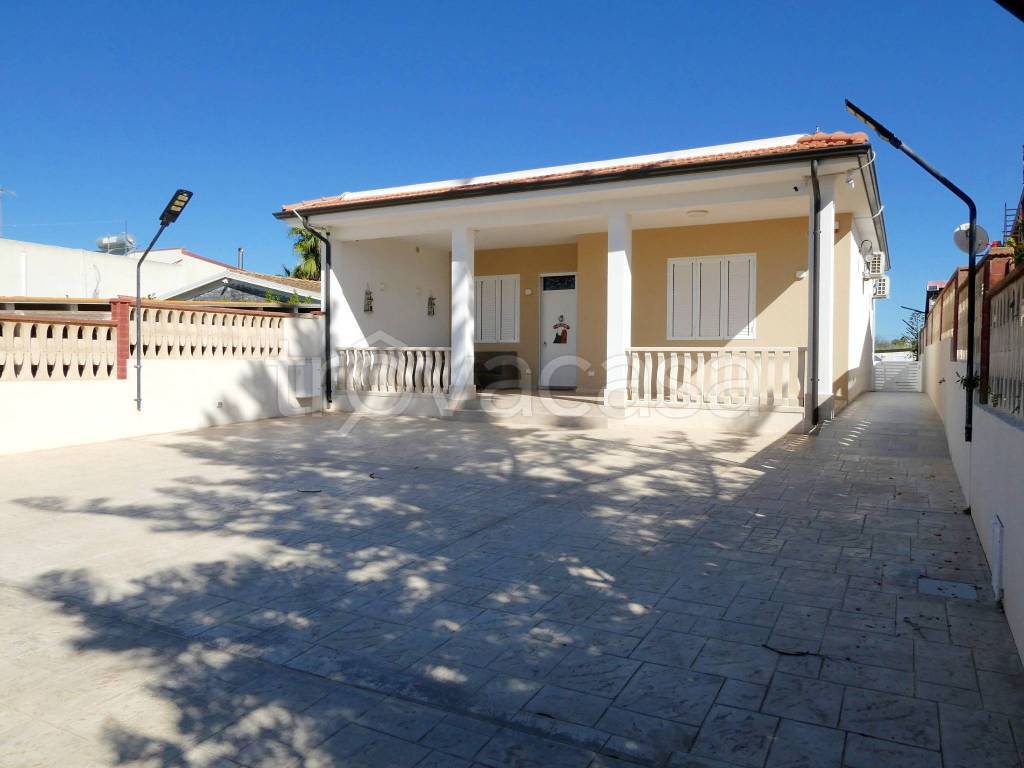 casa indipendente in vendita ad Ispica in zona Santa Maria del Focallo