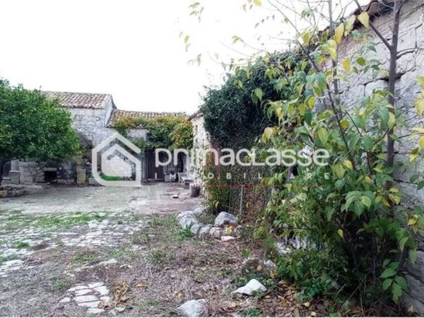 casa indipendente in vendita a Modica