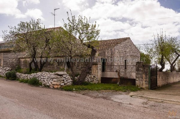 casa indipendente in vendita a Modica