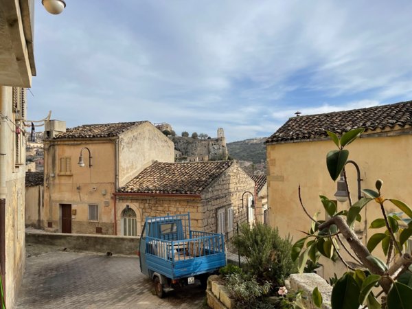 casa indipendente in vendita a Modica in zona Modica Bassa