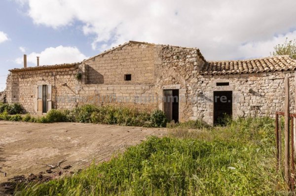 casa indipendente in vendita a Modica