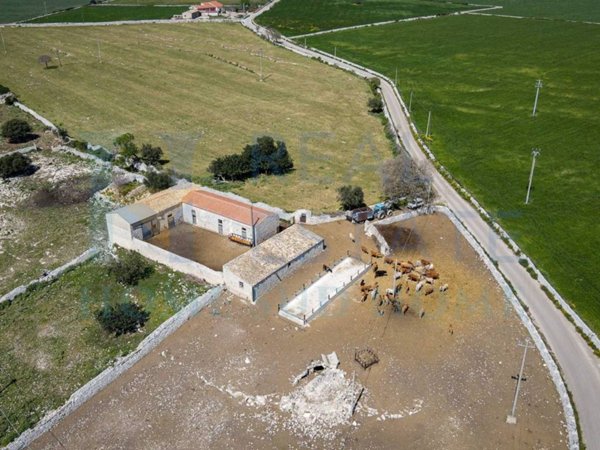 casa indipendente in vendita a Modica in zona Modica Bassa