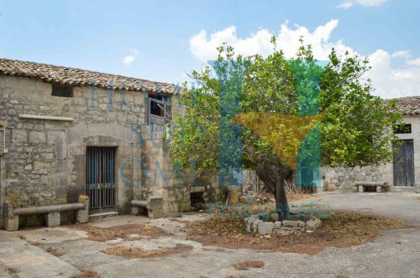 casa indipendente in vendita a Modica