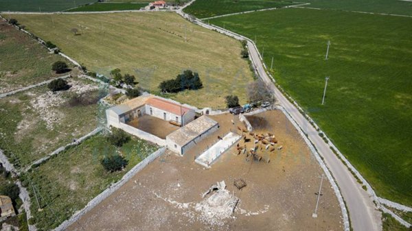 casa indipendente in vendita a Modica