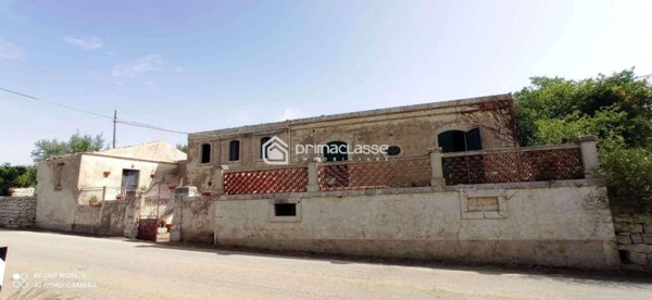 casa indipendente in vendita a Modica
