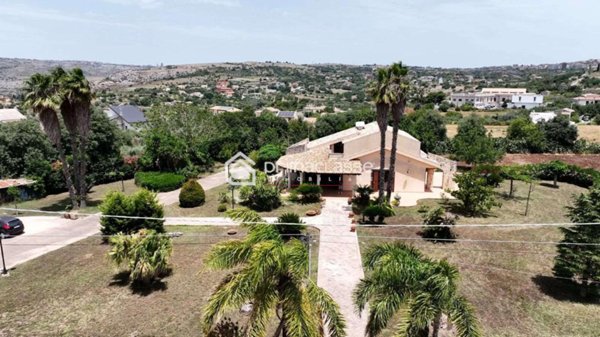 casa indipendente in vendita a Modica