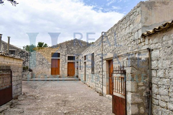casa indipendente in vendita a Modica in zona Frigintini