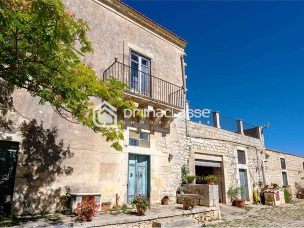 casa indipendente in vendita a Modica