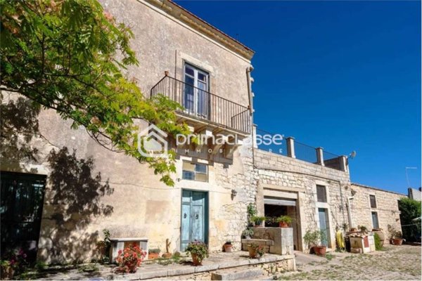 casa indipendente in vendita a Modica