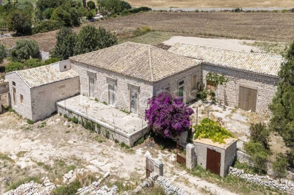 casa indipendente in vendita a Modica
