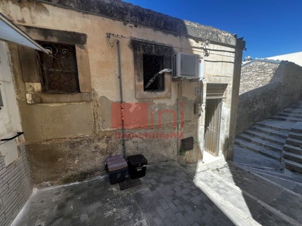 casa indipendente in vendita a Modica