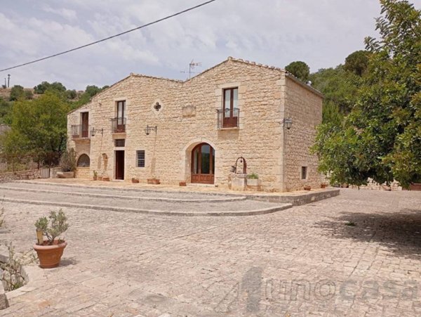 casa indipendente in vendita a Modica in zona Frigintini