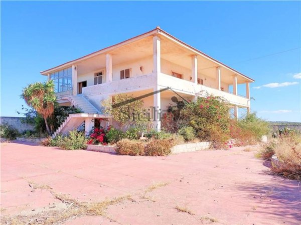 casa indipendente in vendita a Modica