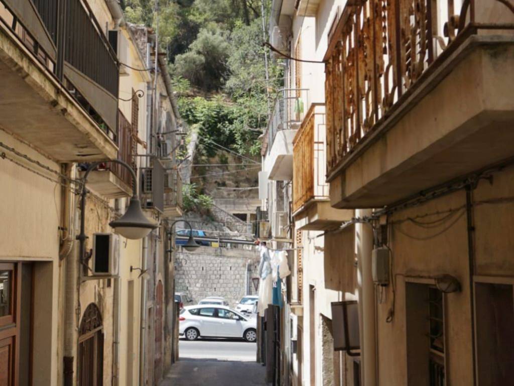 intera palazzina in vendita a Modica in zona Modica Bassa